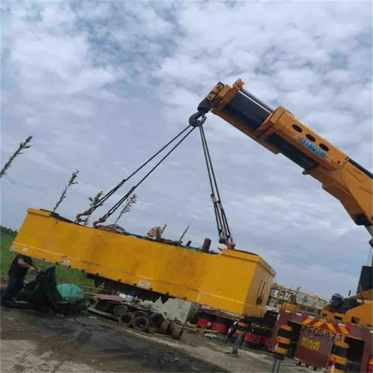 红坪镇吊运集装箱的吊车